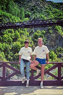 Mit den T-Shirts als Beweis